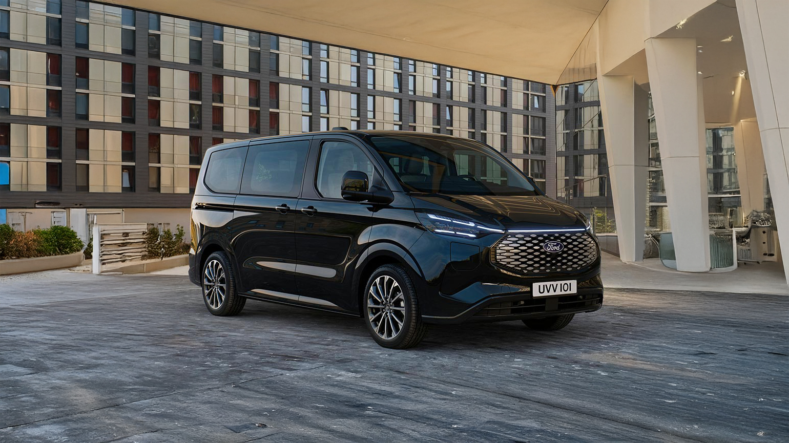Angebot Ford Tourneo Custom PHEV Titanium 340 L1 - mit KI generiert/bearbeitet
