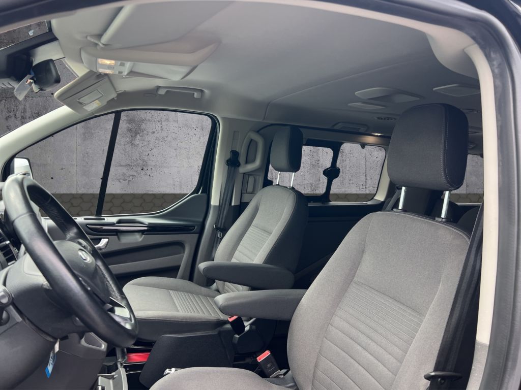 Fahrzeugabbildung Ford Tourneo Custom 320 L1H1 VA Autm. Titanium