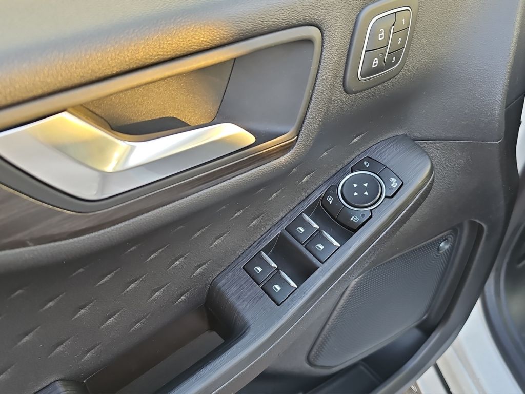 Fahrzeugabbildung Ford Kuga VIGNALE 2.5 Ltr. 225 PS *ACC*AHK*PANO*