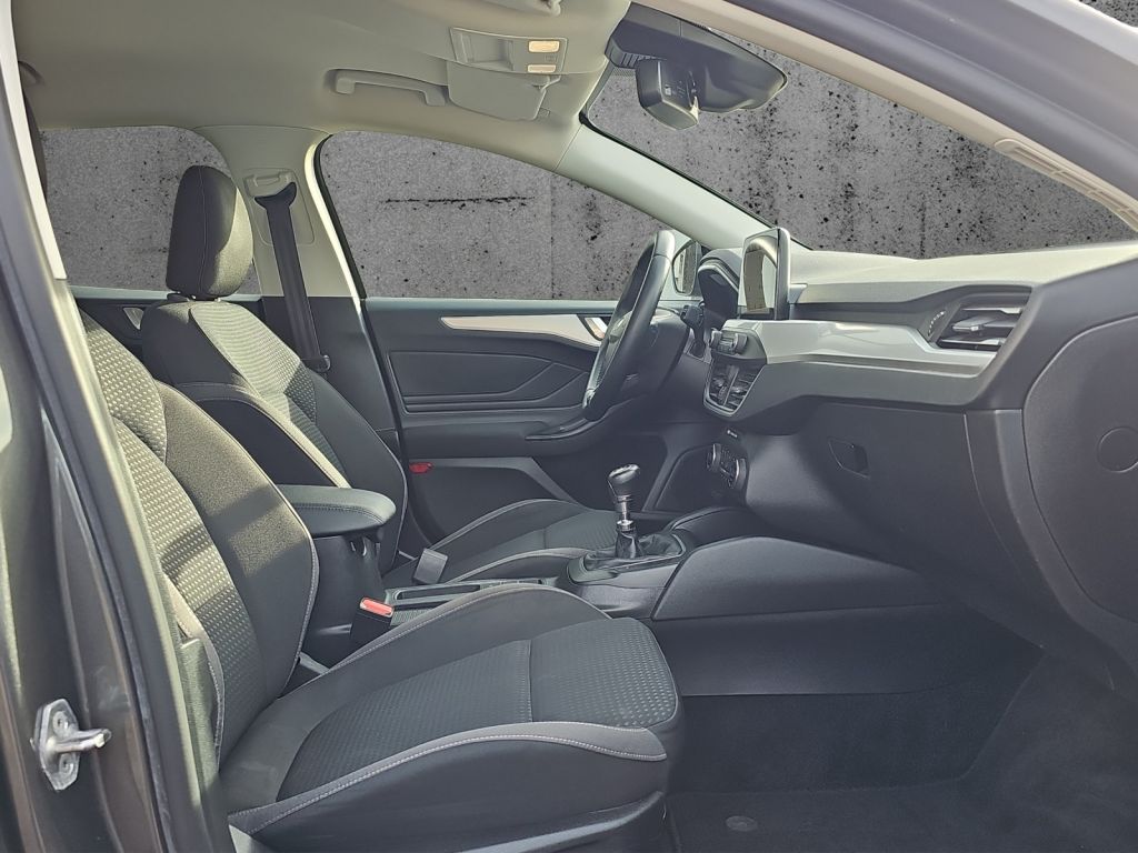 Fahrzeugabbildung Ford Focus Turnier C&C 1.0 Ltr. 125 PS *AHK*NAVI*PDC*