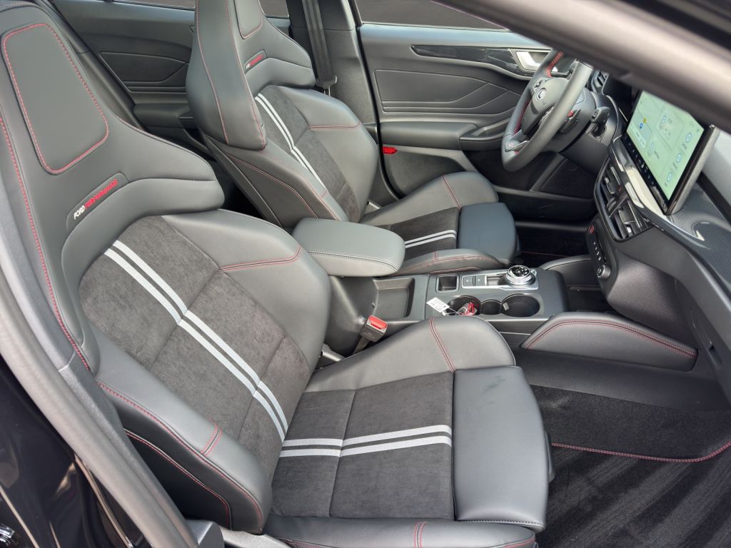 Fahrzeugabbildung Ford Focus Turnier ST X *PANO*ELEK.-HECK*B&O*AUTOMATIK*