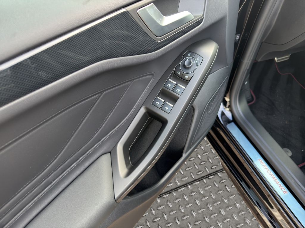 Fahrzeugabbildung Ford Focus Turnier ST X *PANO*ELEK.-HECK*B&O*AUTOMATIK*